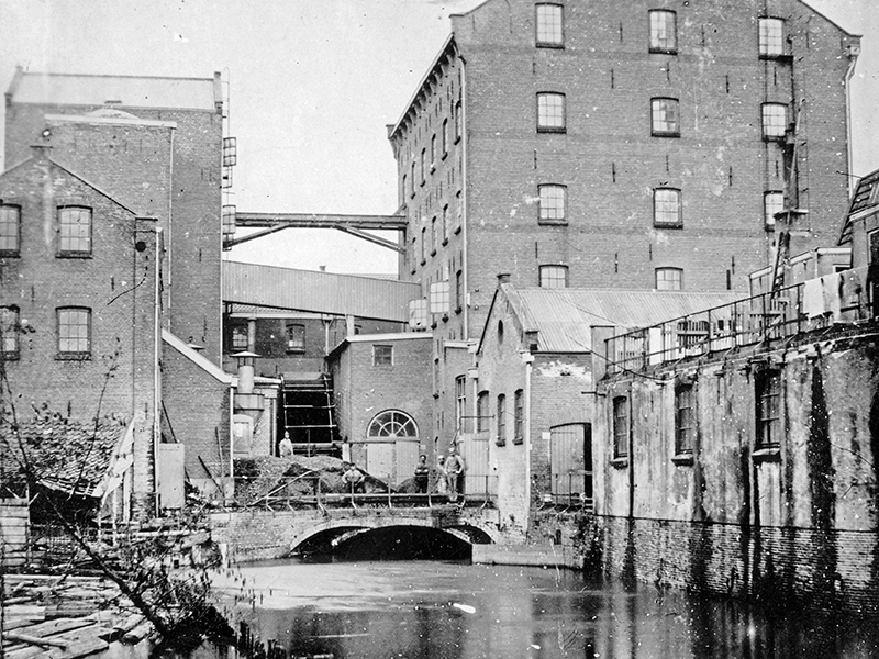 Gezicht op de meelfabriek De Korenschoof (Kaatstraat) te Utrecht, met links van het midden het grote scheprad (waterrad, gesloopt in 1906). Op de voorgrond de Westerstroom.